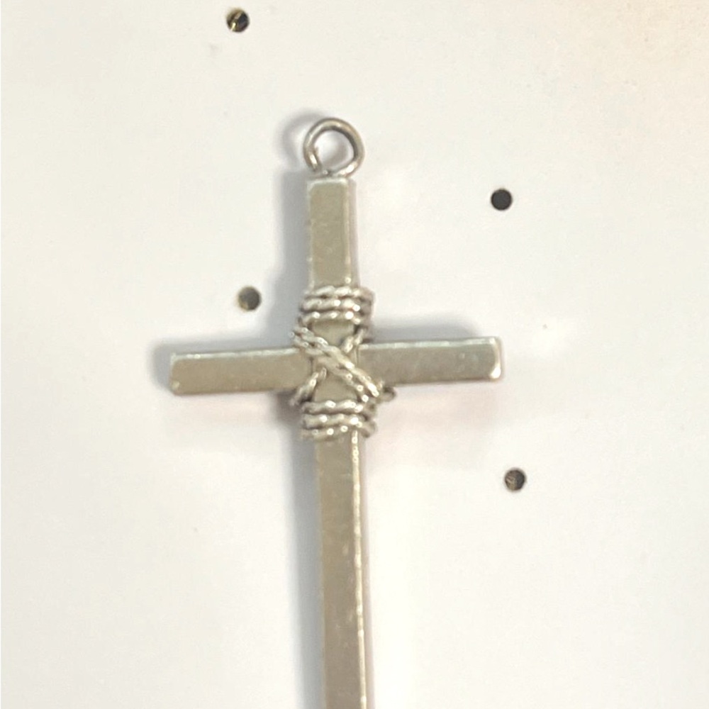 Cross pendant with necklace